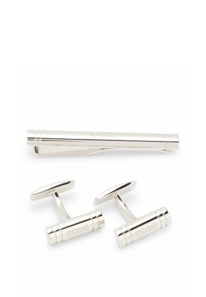 Pinza de corbata en tono plateado y gemelos a juego con el logotipo grabado "BOSS", accesorios de metal lisos y pulidos para ropa formal.