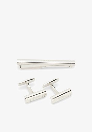 Pinza de corbata en tono plateado y gemelos a juego con el logotipo grabado "BOSS", accesorios de metal lisos y pulidos para ropa formal.