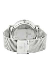 Stříbrný nerezový ocelový řemínek na hodinky s leštěným pouzdrem. Má kulaté sklo na zadní straně a uzávěr na sponu. Detail gravírovaného loga značky.