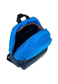 Mochila azul y marino hecha de tela resistente, con un gran compartimento principal con cremallera, forro naranja y correas negras ajustables.