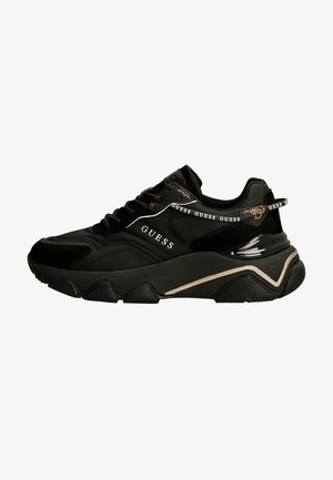 Czarne sportowe sneakersy z kombinacją teksturowanej zamszowej i gładkiej tkaniny, z widocznym logo, czarnymi sznurowadłami i kontrastującymi złotymi akcentami.