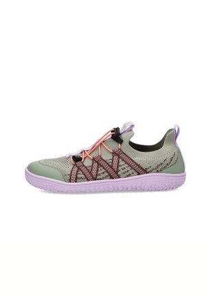 Zapatilla de punto verde claro con cordones elásticos rosa, suela morada y lazos en el talón, y soportes laterales marrones con patrón.