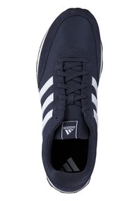 Morskie buty sportowe z białymi paskami, wiązane, z gładkim materiałem wierzchnim i gumową podeszwą z teksturowanym bieżnikiem zapewniającym przyczepność.