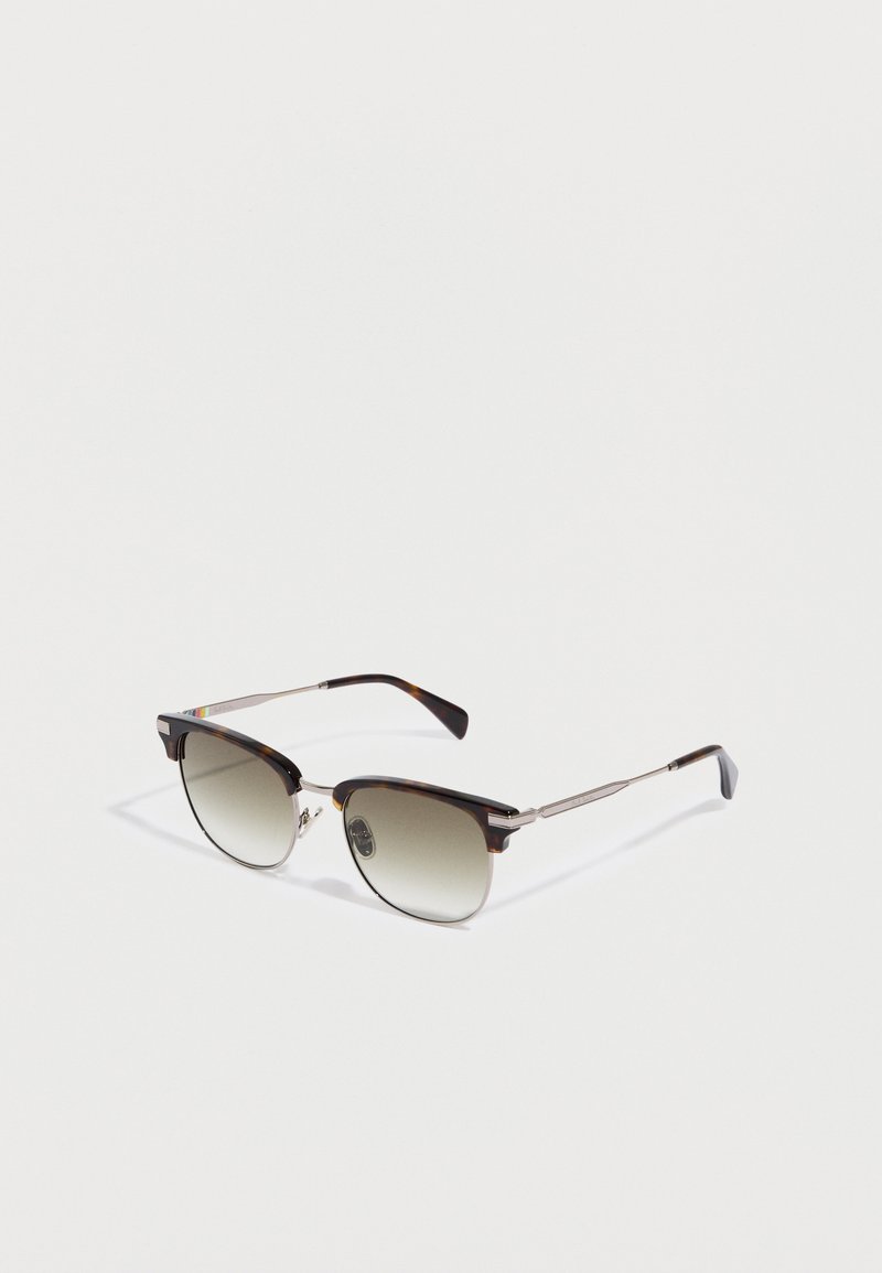 Sončna očala z motivom želvje lupine s sivimi lečami z gradientom, kovinskimi poudarki in tankimi okvirji. Ponašajo se z mavričnim dodatkom na ročaju.