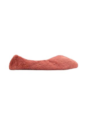 Ballerines en fausse fourrure de couleur corail atténuée, dotées d'un bout arrondi et de côtés sans coutures, avec une surface douce et texturée. Aucun accessoire visible.