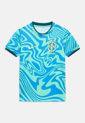 Μπλε και τιρκουάζ φανέλα ποδοσφαίρου της Βραζιλίας με χρυσό λογότυπο Nike και έμβλημα CBF με πέντε αστέρια από πάνω.