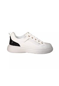 Sneaker bianco con un accento in glitter nero testurizzato sul tallone, caratterizzato da lacci rotondi, occhielli in metallo e suola in gomma.
