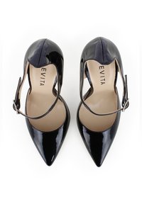 Scarpe con tacco alto in vernice nera, con punte affusolate, cinturino alla caviglia e soletta beige. Design ritagliato notevole sui lati.