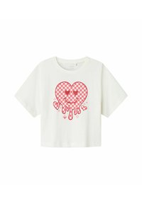 Camiseta corta blanca con un gr�áfico de corazón a cuadros rojos que incluye una cara sonriente, elementos que gotean y corazones más pequeños en un diseño contorneado.