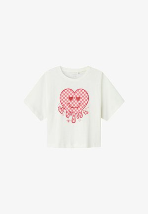 Camiseta corta blanca con un gráfico de corazón a cuadros rojos que incluye una cara sonriente, elementos que gotean y corazones más pequeños en un diseño contorneado.
