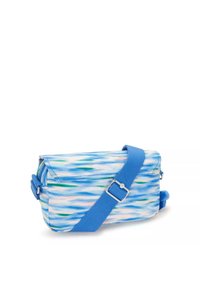 Struktureret crossbody taske med et blåt, grønt og hvidt bølget mønster. Har en justerbar blå rem og et lynlåslomme.