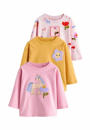 Tre t-shirt a maniche lunghe in cotone. Sopra: rosa chiaro con stampe colorate. In mezzo: gialla con applicazione di fiori. In basso: rosa con design di unicorno.