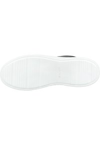 Schwarze Sneaker-Sohle mit einer strukturierten weißen Gummilaufsohle. Verfügt über horizontale Rillen für besseren Grip und hat den Markennamen 'GANT' eingeprägt.