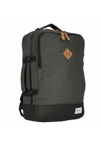 Mochila de tela gris con detalles en cuero marrón, de forma rectangular, con compartimentos con cremallera, correas laterales y una sección inferior negra y resistente.