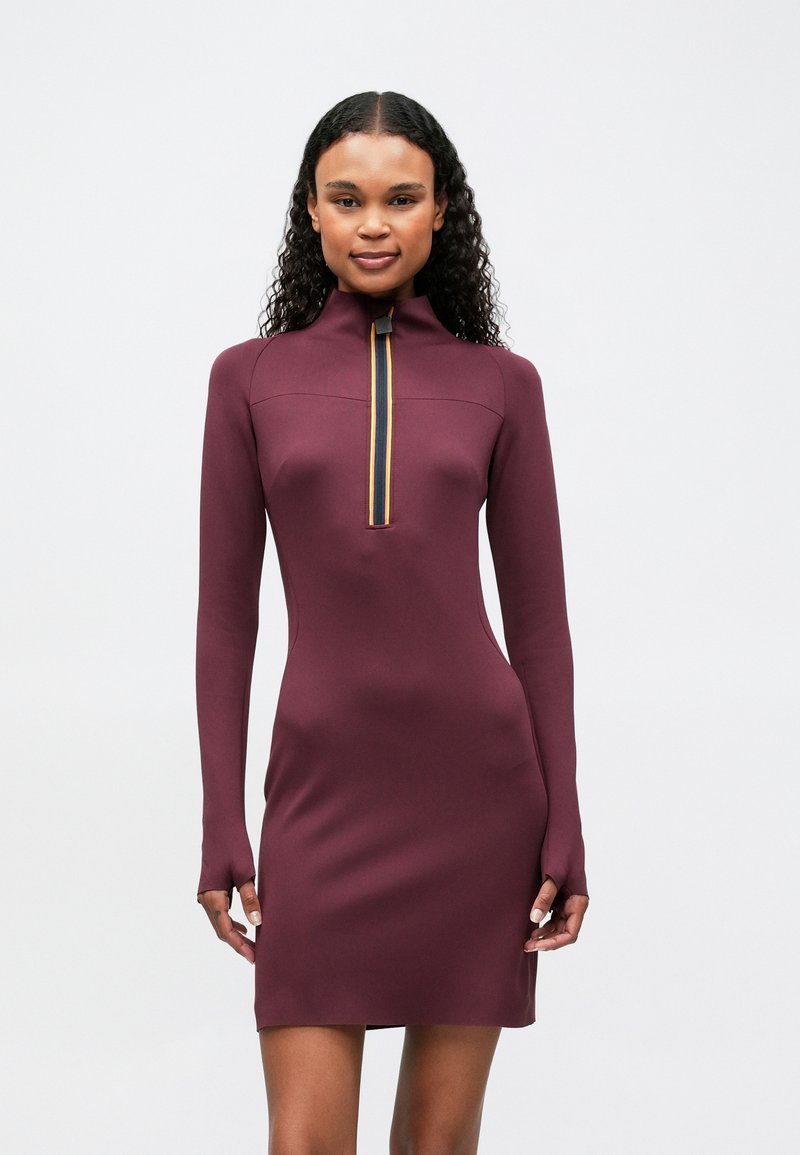 Bordový dlhý rukáv šaty s vysokým golierom a polozipom. Obsahuje farebný pruhovaný akcent pozdĺž zipsu a priliehavý strih.