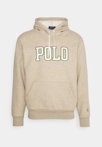 Beige mikina z měkké tkaniny s přední kapsou. Má výrazné nápisy "POLO" v zelené barvě, šňůrky na stažení a žebrované manžety.