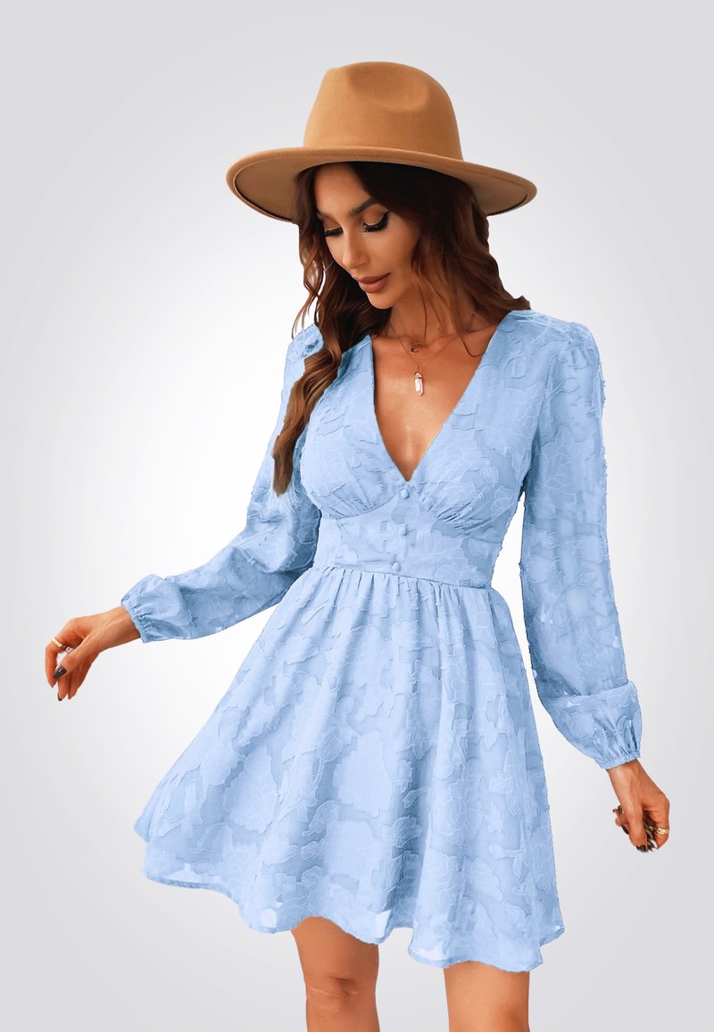 Robe bleu clair avec de longues manches bouffantes, décolleté en V et motif floral texturé. Jupe évasée et taille ajustée, associée à un chapeau beige.