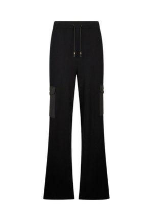 Pantaloni cargo neri con una forma a campana, vita con cordoncino e due tasche laterali. Il tessuto appare liscio con una consistenza solida e uniforme.