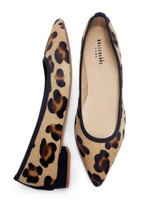 Ballerine in stampa leopardata con punta affusolata, parte superiore in tessuto animale testurizzato, bordura elastica nera e tacco quadrato basso.