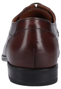 Braune Leder-Dressschuhe mit glatter Textur, abgerundetem Absatz und schwarzer Gummisohle; verfügen über eine geschlossene Rückseite und dezente Nähte.