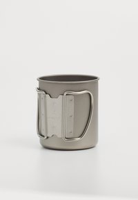 Tazza da campeggio in metallo con finitura grigia opaca, forma arrotondata e un manico in acciaio inossidabile robusto attaccato con rivetti.