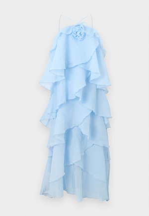 Robe bleu clair à volants superposés avec bretelles spaghetti et détail fleuri en tissu au niveau de l'encolure sur fond blanc.