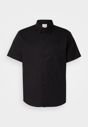 Čierna košeľa s krátkym rukávom, vyrobená z bavlny, s klasickým golierom a jemným logom na hrudi. Hladká textúra.