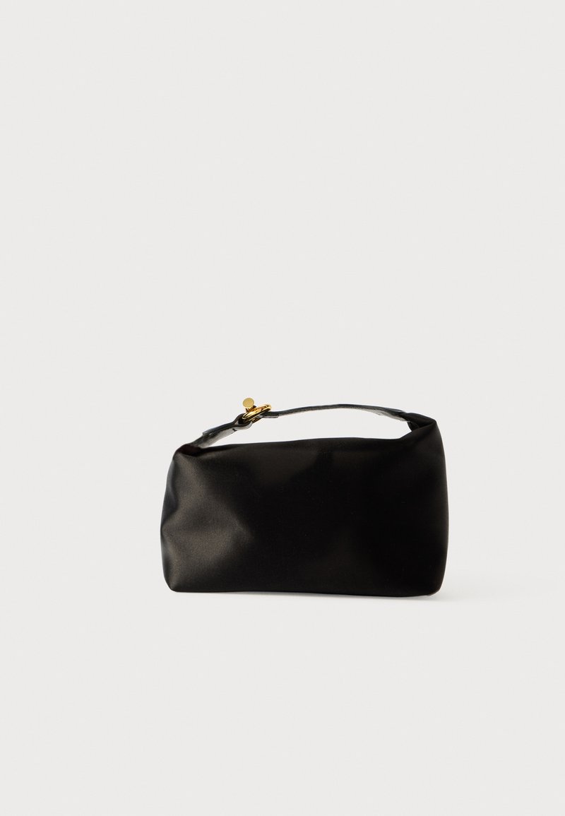 Bolsa de terciopelo negro con forma redondeada, un asa superior y un cierre de acento dorado. Textura suave con un diseño minimalista.