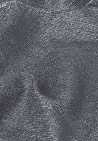 Glänzender grauer Stoff mit einer glatten, strukturierten Oberfläche; gewebt mit metallischen Fäden, die einen subtilen Schimmer und einen weichen Fall erzeugen.