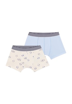 Deux paires de shorts pour garçons : un bleu clair uni et un crème avec un motif bleu de petits cercles. Les deux présentent des ceintures élastiques rayées.
