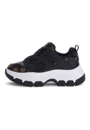 Sort sneaker med chunky hvid sål, sorte snørebånd, brune mønstre på tå og hæl, polstret krave og trækstrop bagpå.