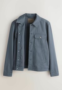 Veste décontractée bleu-gris avec col pointu, boutonnée à l'avant, poche poitrine à rabat et poches latérales, présentée ouverte sur un fond uni.