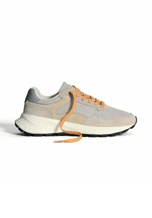 Baskets grises et beiges avec des lacets orange, en matière suédée et en mesh, semelle amortissante, côtés texturés et logo sur le talon.