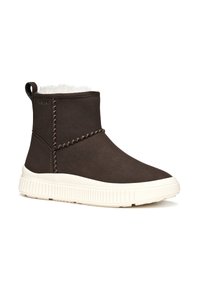 Brauner Knöchelboot mit glatter Oberfläche, weißem Fleece-Innenfutter, dekorativem Stich und dicker weißer Außensohle mit geriffelter Textur.