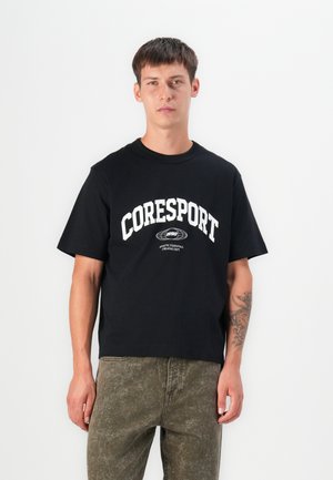 Sort bomulds t-shirt med hvid "CORESPORT" tryk på brystet, med korte ærmer og en afslappet pasform.
