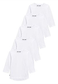 Cinq t-shirts blancs à manches longues empilés. Fabriqués en coton lisse, avec des encolures rondes et un ourlet arrondi. Aucun motif visible.