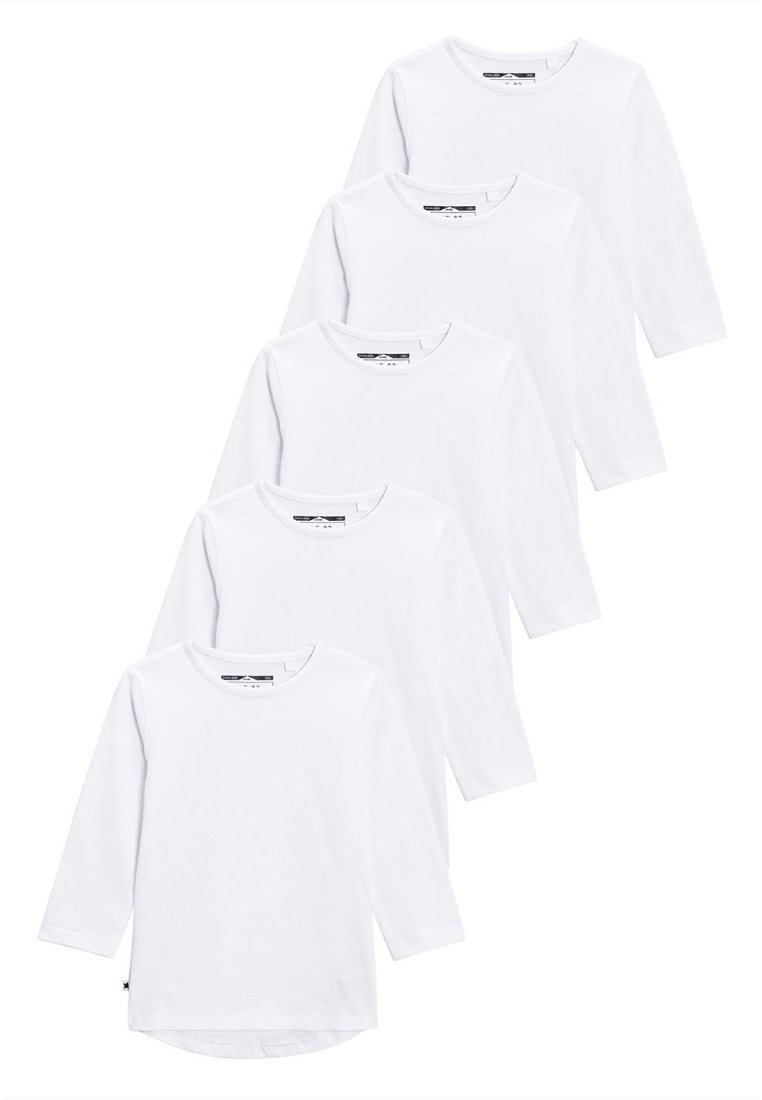 Cinq t-shirts blancs à manches longues empilés. Fabriqués en coton lisse, avec des encolures rondes et un ourlet arrondi. Aucun motif visible.