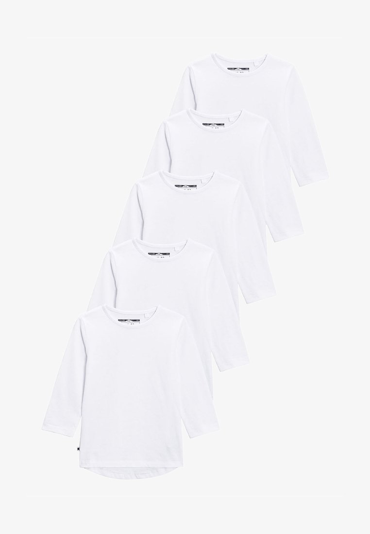 Cinque t-shirt bianche a maniche lunghe impilate. Realizzate in un morbido tessuto di cotone, con colli rotondi e orli curvi. Senza motivi visibili.