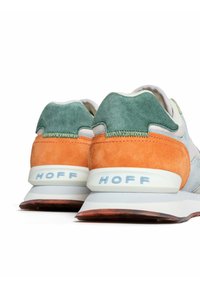 Sneakers con una costruzione in materiali misti con camoscio verde, arancione e grigio, una suola intermedia bianca e il marchio "HOFF" sul tallone.