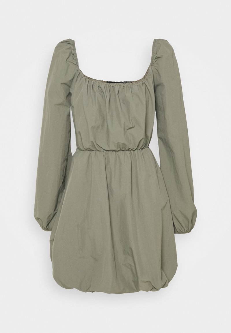 Robe vert olive clair avec un décolleté carré, des manches longues bouffantes et une taille élastique. Fabriquée dans un tissu doux et texturé avec un design froncé.