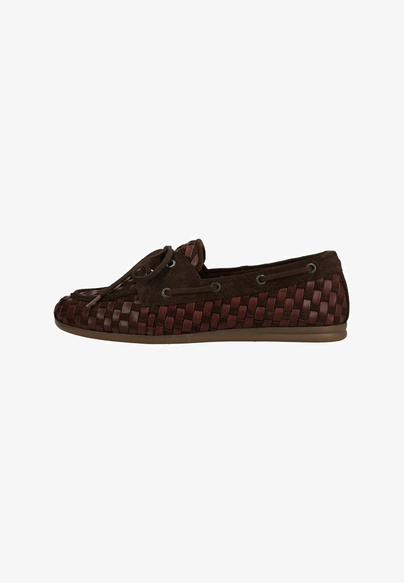 Mocassin tissé en cuir brun et daim avec un détail à lacets et une semelle en caoutchouc plate, présenté de profil sur un fond blanc.