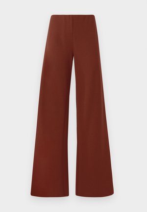 Pantaloni largi dintr-un material neted, de culoare maro închis și bogat. Au talie înaltă și linii curate, fără închizători vizibile.