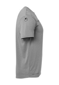 Chemise grise à manches courtes avec un col rond, panneaux d'épaule texturés et logo sur la manche. Fabriquée en tissu léger et respirant.