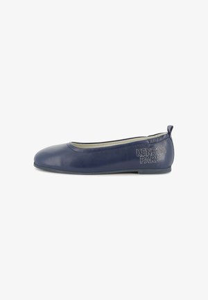 Ballerines en cuir bleu marine avec un bout arrondi, une silhouette élancée et un discret logo sur le talon. Texture lisse et design bas.