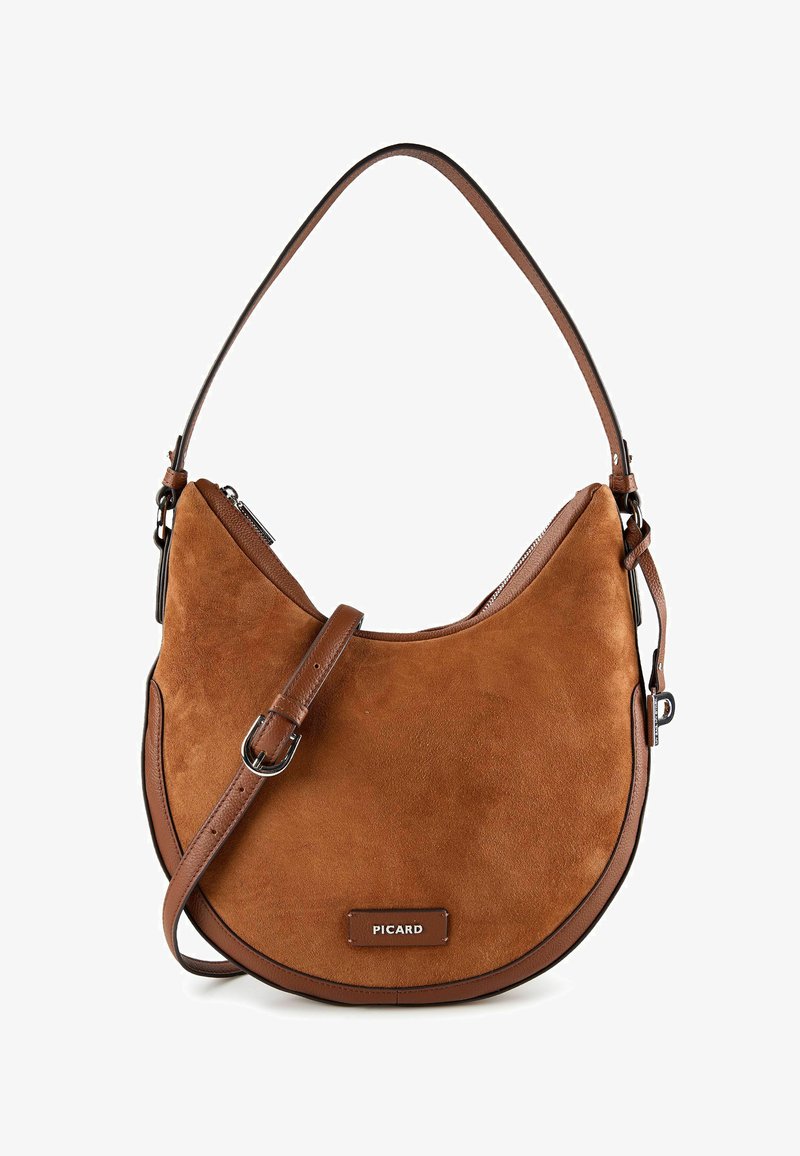 Braune Wildleder-Handtasche in Mondsichelform mit verstellbarem Lederriemen und silberner Schnalle, vorne mit dem Markennamen "PICARD" auf einem Aufnäher.