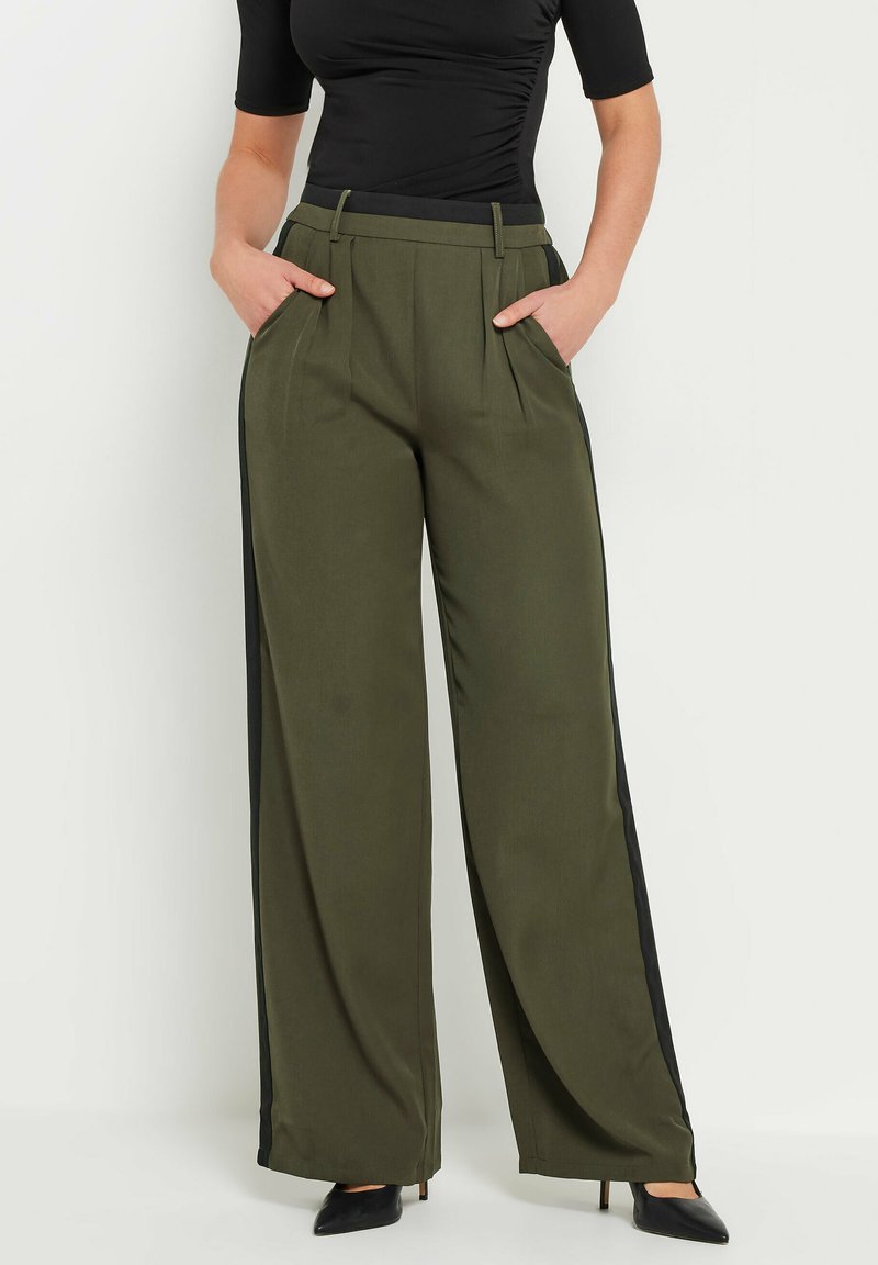 Wijde broek in olijfgroene stof, met voorplooien, zijzakken en zwarte zijstrepen. Geschikt voor een formele of casual uitstraling.