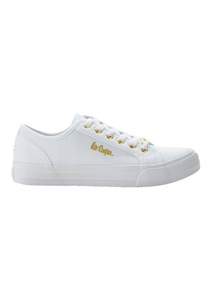 Białe niskie trampki z materiału canvas z białymi sznurówkami, złotymi oczkami i złotym logo "Lee Cooper" po boku.