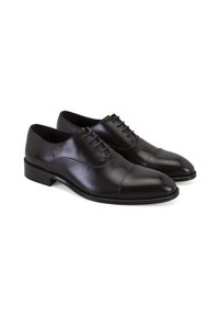Schwarze Leder-Oxfordschuhe mit glatter Oberfläche, runder Zehenform und Schnürdesign. Die Sohle ist leicht erhöht und hat ein minimales Profil.