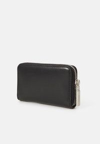 Portafoglio in pelle nera con chiusura a zip, superficie liscia, forma rettangolare e dettagli in metallo argentato.