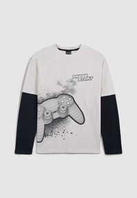 Camicia bianca a maniche lunghe con maniche nere, dotata di una grafica di un controller di gioco e della scritta "PREMI INIZIO."